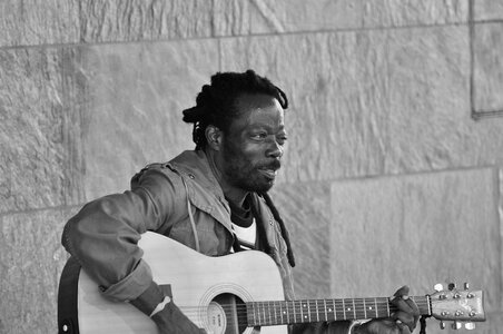 Afro-american playing the guitar in Cologne