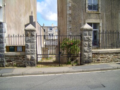 Gate metal stone