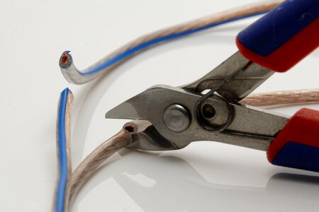Side cutter crafts cable line