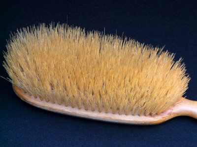 Dresses clean brush head