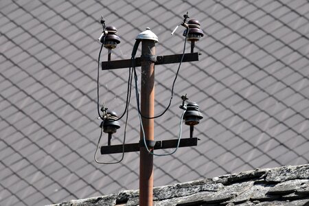 Roof voltage cable photo