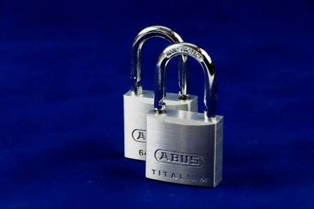 Locks to close lockable