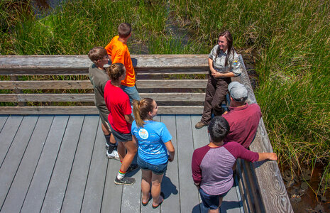 FWS staff talks to group of young students at viewing area
