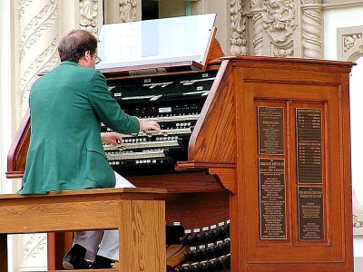 Implement organ playing photo