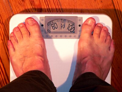 Weigh coloring feet photo