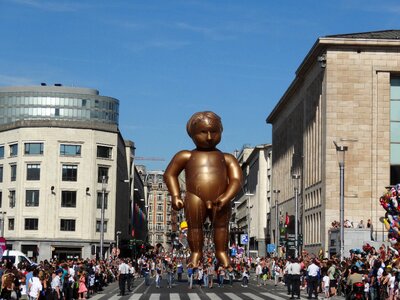 Parade balloons manneke pis mont des arts