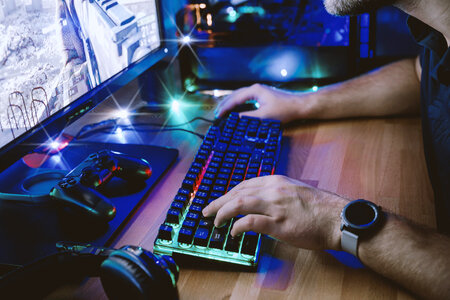 1 A professional computer player plays on a computer photo