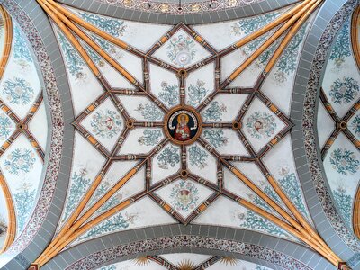 Church dakgewelf symmetry