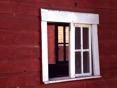 Red window 