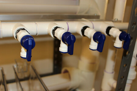 Ball valves in the multi-tank system