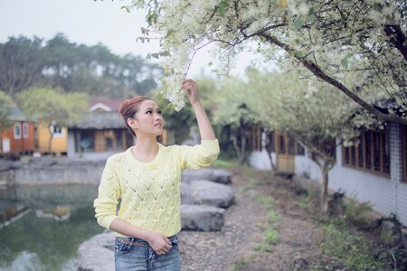 Check dam green spring outing girls garden catch of spring