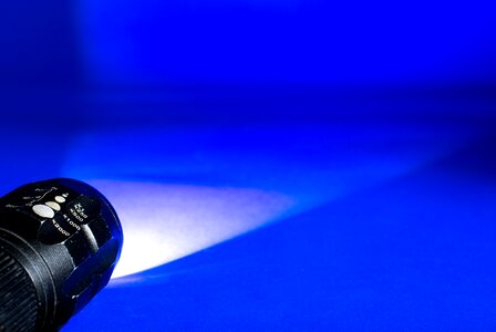 Glow light flashlight