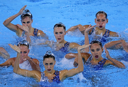ynchronised swimmers photo
