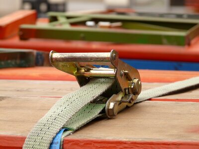 Backup lashing strap closure