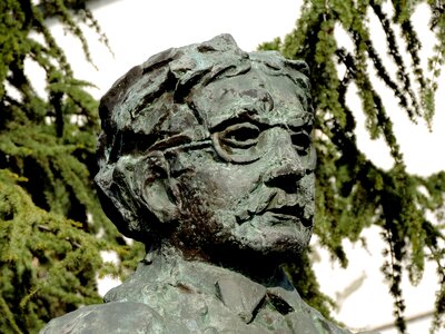 Bronze bust statue