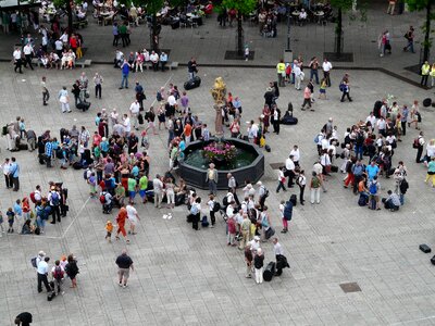 Meeting demonstration crowds