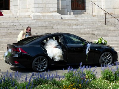 Bride marry wedding car