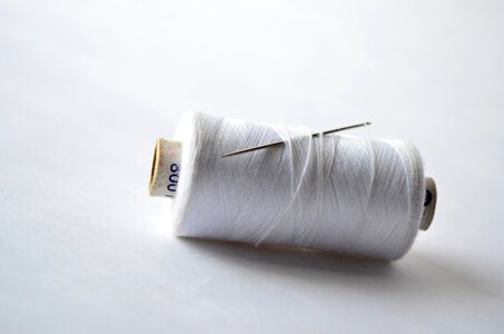 Sew white yarn photo