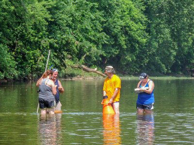 Students surveying freshwater mussels-2