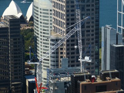 Skyscraper site crane