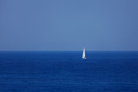 Horizon ocean sail photo