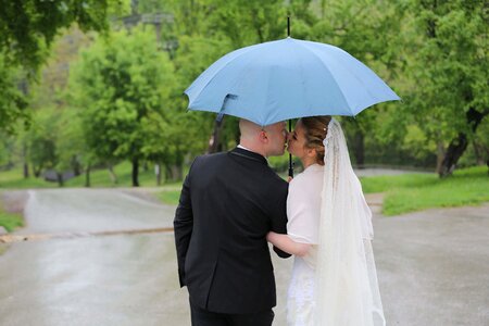 Kiss umbrella wife photo