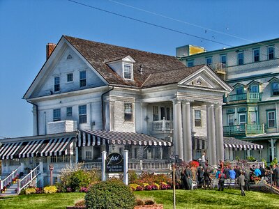People landmark building