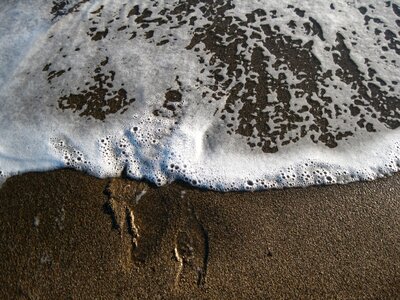Footprints surf wave