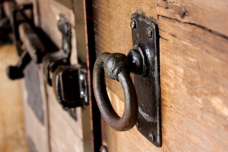 Lock gate building