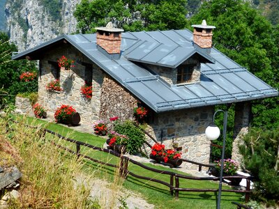 Country house cottage building