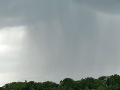 Rainstorm rain clouds strömender rain