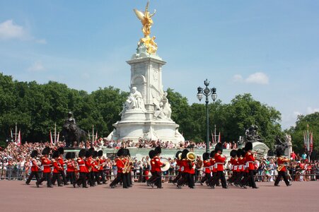 Crowd buckingham palace england