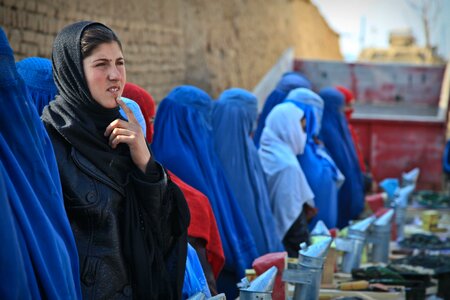 Burqa ponder women photo