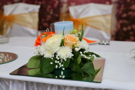 Bouquet arrangement table photo