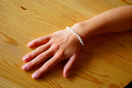 Beads pearl necklace hand