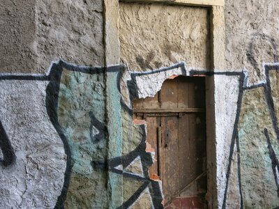 Hidden masonry graffiti