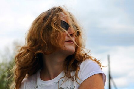 woman with sunglasses photo