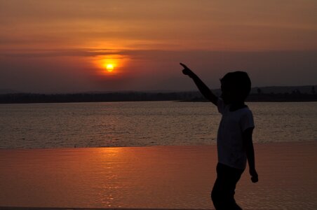 Setting sun kid sillhouette
