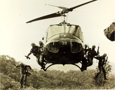 Huey vietnam war aircraft