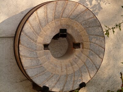 Mill grind stone