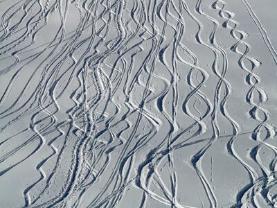 Trace curves powder snow photo