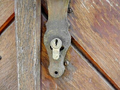Carpentry front door keyhole photo