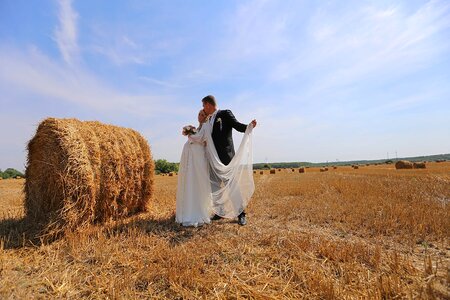 Field groom bride photo