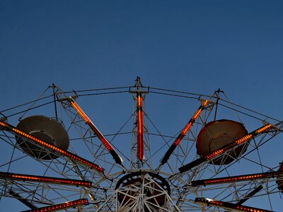 Amusement dusk illumination