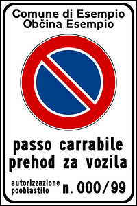 "Passo carrabile" sign in Italian and Slovenian