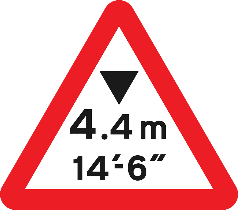Warning of maximum headroom of arch bridge/overhanging structure some distance ahead