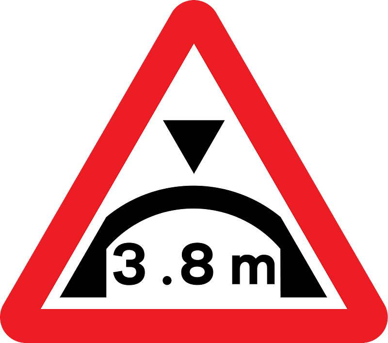 Warning of maximum headroom of arch bridge directly ahead (metric)