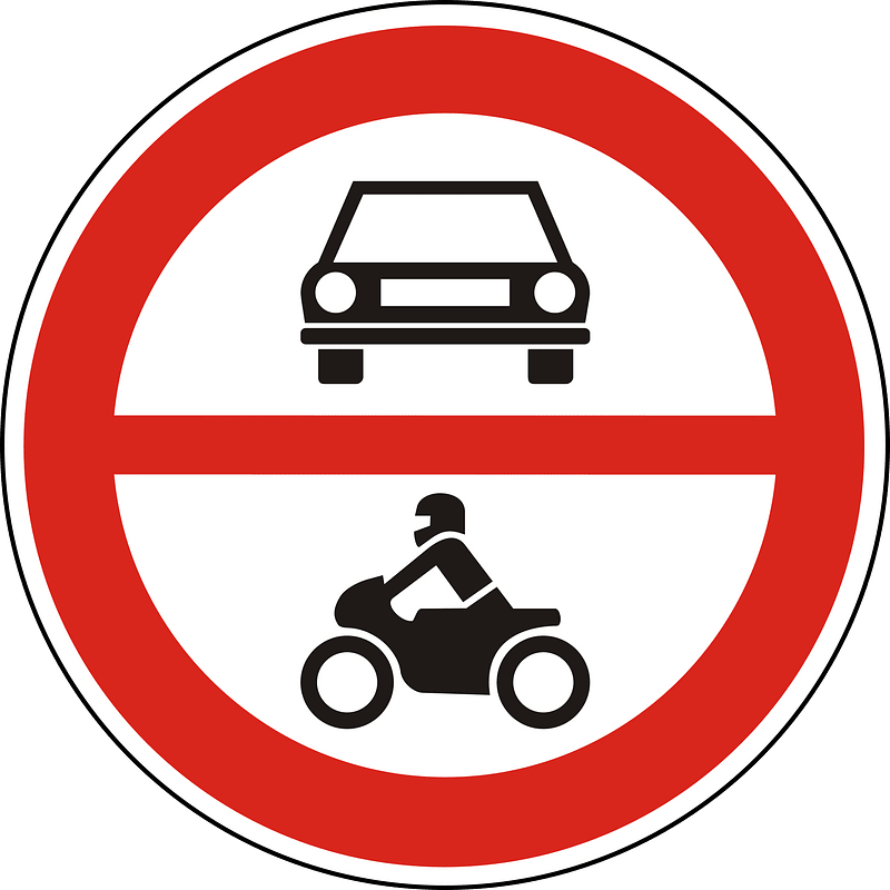 No motor vehicles sign in Hungary