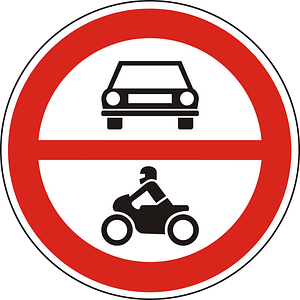 No motor vehicles sign in Hungary