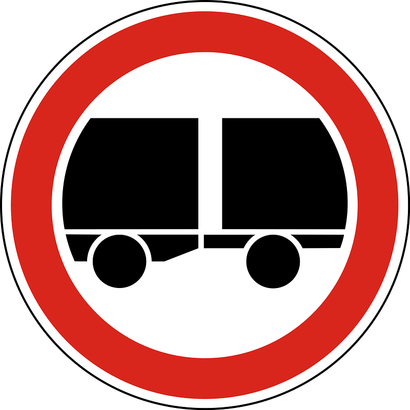 No trailers sign in Hungary